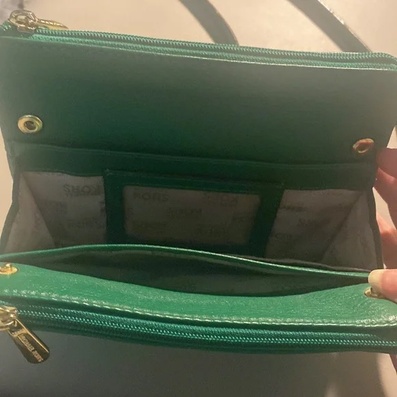 Michael Kors Crossbody purse.double zipper - Picture 4 of 10